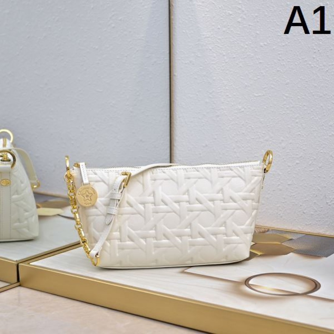 DIOR スーパーコピー ショルダーバッグ ロゴ 今季掲げているブランド ディオール