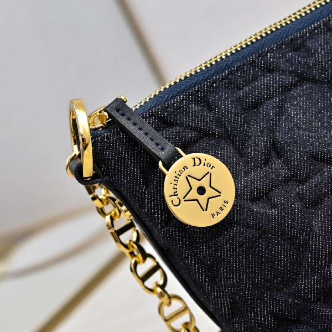 DIOR スーパーコピー ショルダーバッグ ロゴ 今季掲げているブランド ディオール