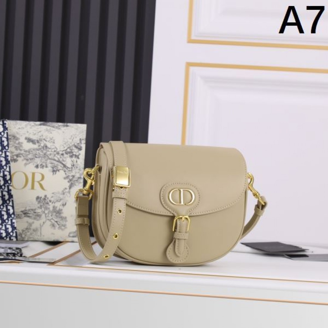 DIOR スーパーコピー ショルダーバッグ ロゴ 高感度なセレブたち愛用 ディオール