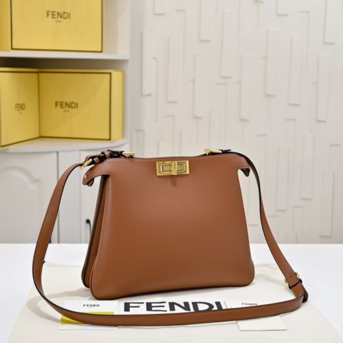 FENDI スーパーコピー トートバッグ ロゴ 絶大な人気を博する新作 フェンデイ