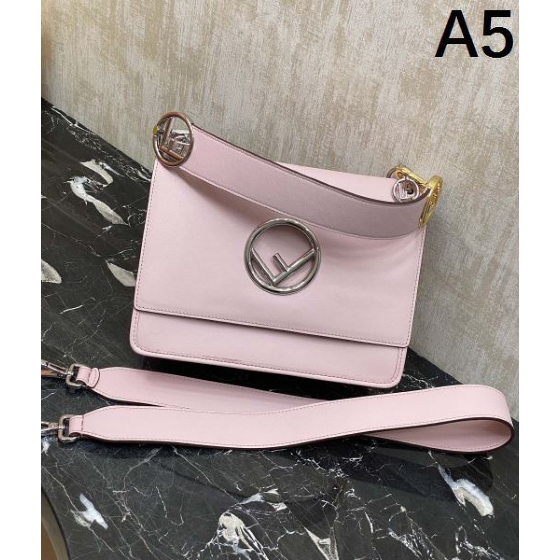 FENDI スーパーコピー トートバッグ ロゴ ファッション感度の高い フェンデイ