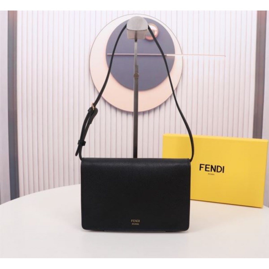 FENDI スーパーコピー ショルダーバッグ ロゴ おしゃれ度をUPする新着 フェンディ