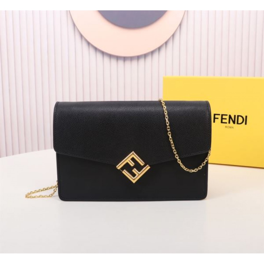 FENDI スーパーコピー ショルダーバッグ ロゴ おしゃれ度をUPする新着 フェンディ