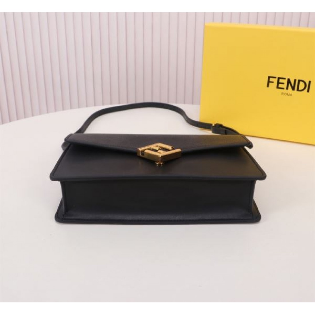 FENDI スーパーコピー ショルダーバッグ ロゴ おしゃれ度をUPする新着 フェンディ