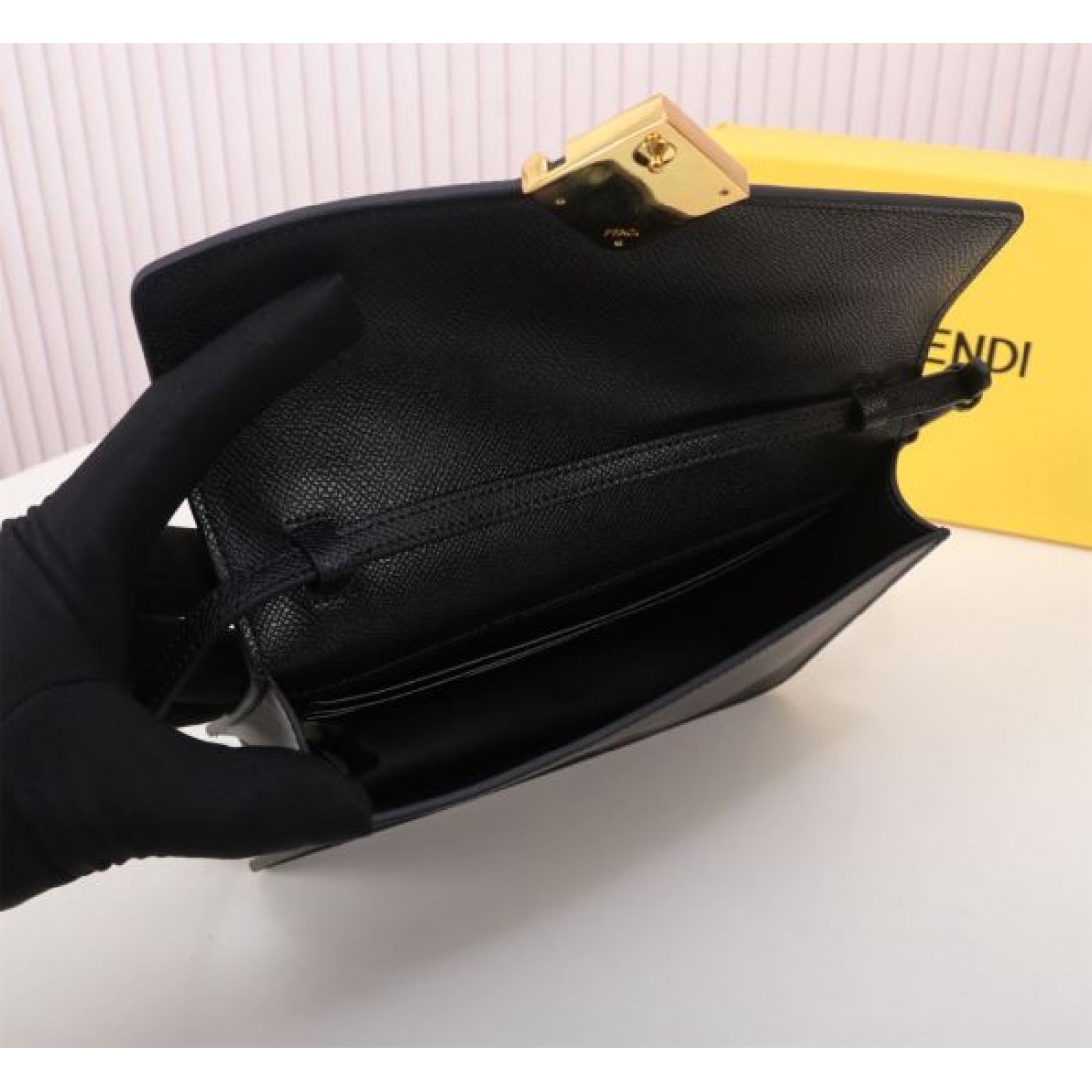 FENDI スーパーコピー ショルダーバッグ ロゴ おしゃれ度をUPする新着 フェンディ