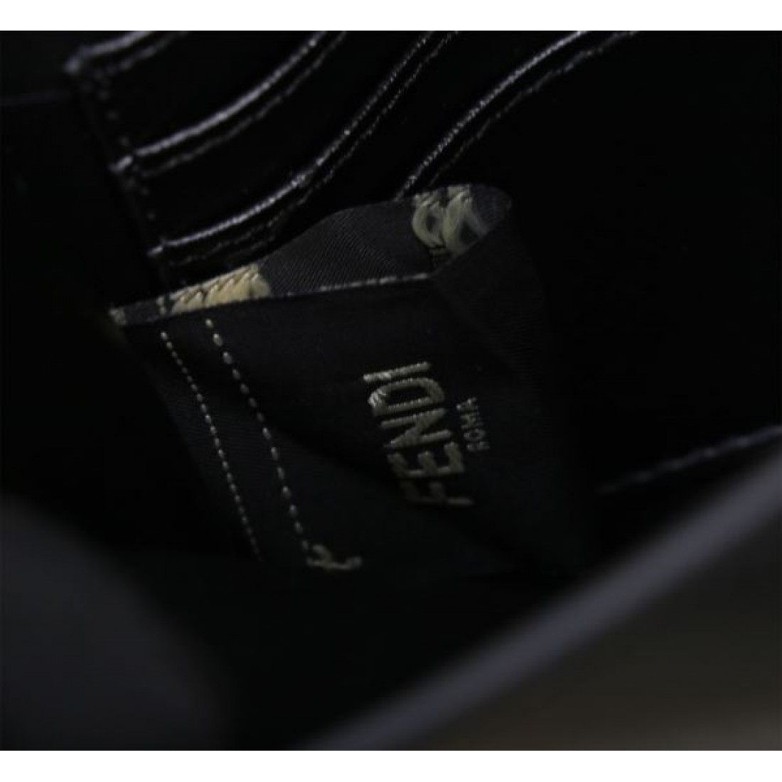 FENDI スーパーコピー ショルダーバッグ ロゴ おしゃれ度をUPする新着 フェンディ