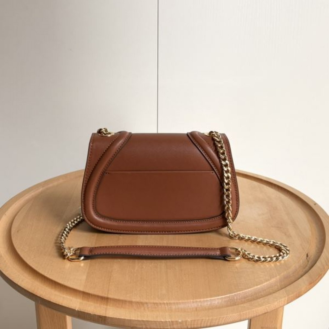 グッチ スーパーコピー ショルダーバッグ ロゴ トレンドを追求した新作 GUCCI