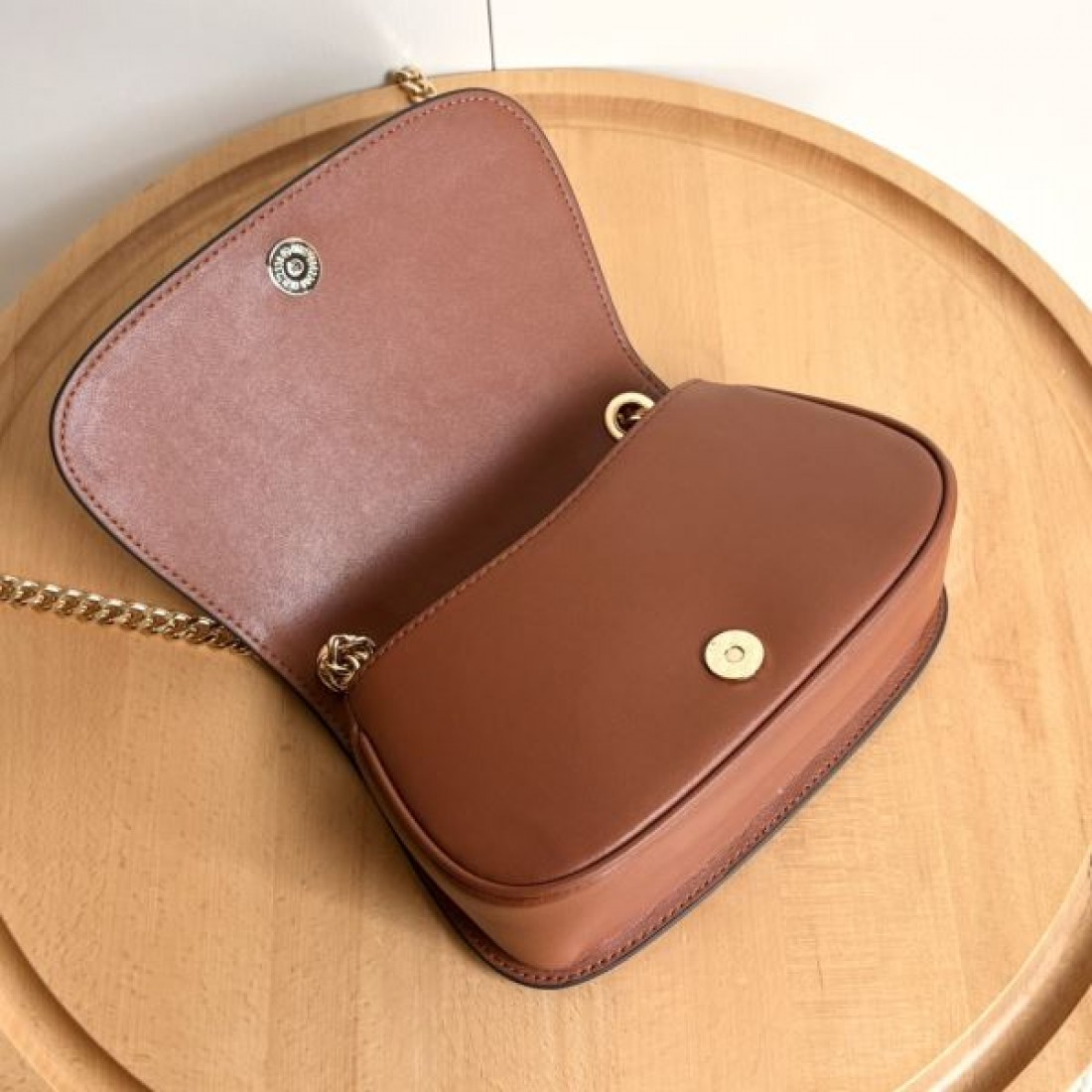 グッチ スーパーコピー ショルダーバッグ ロゴ トレンドを追求した新作 GUCCI