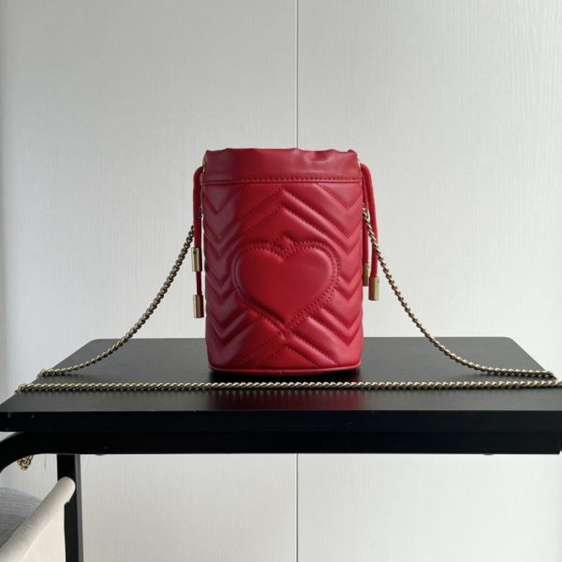 グッチ スーパーコピー ショルダーバッグ ロゴ ファッションに新しい色 GUCCI