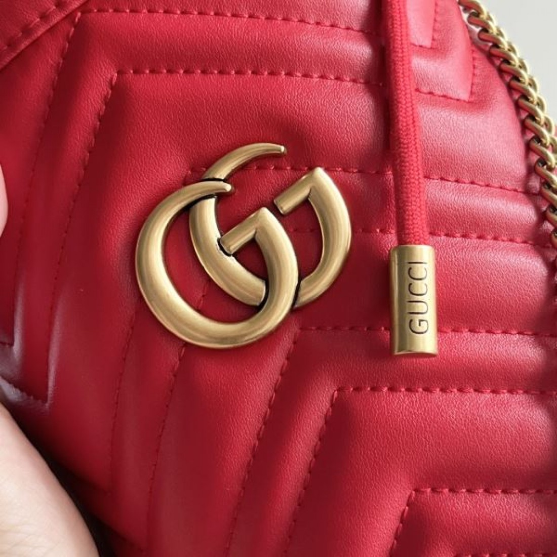 グッチ スーパーコピー ショルダーバッグ ロゴ ファッションに新しい色 GUCCI