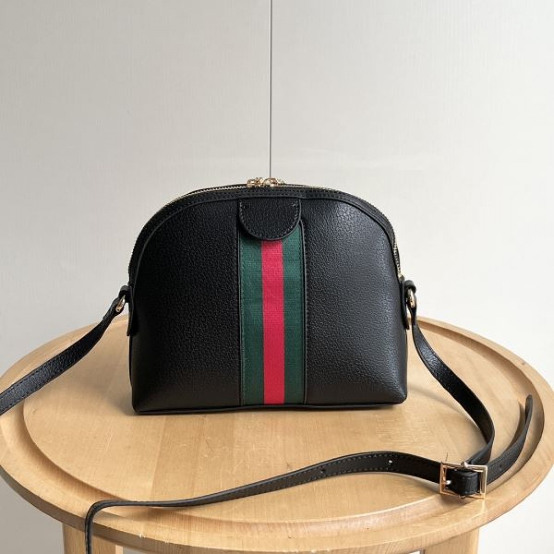 GUCCI スーパーコピー ショルダーバッグ ロゴ 今や定番アイテム好評品 グッチ