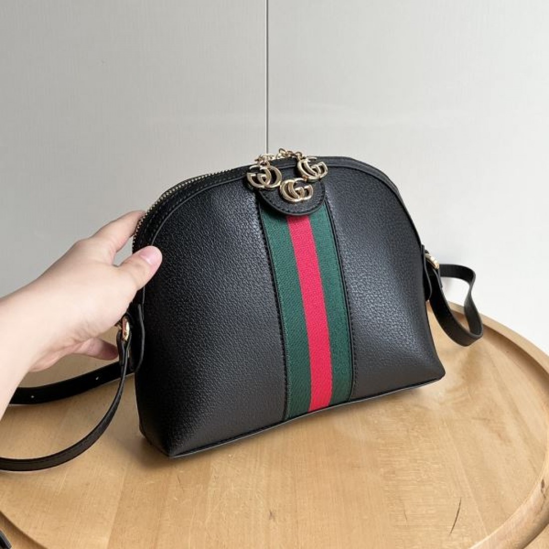 GUCCI スーパーコピー ショルダーバッグ ロゴ 今や定番アイテム好評品 グッチ