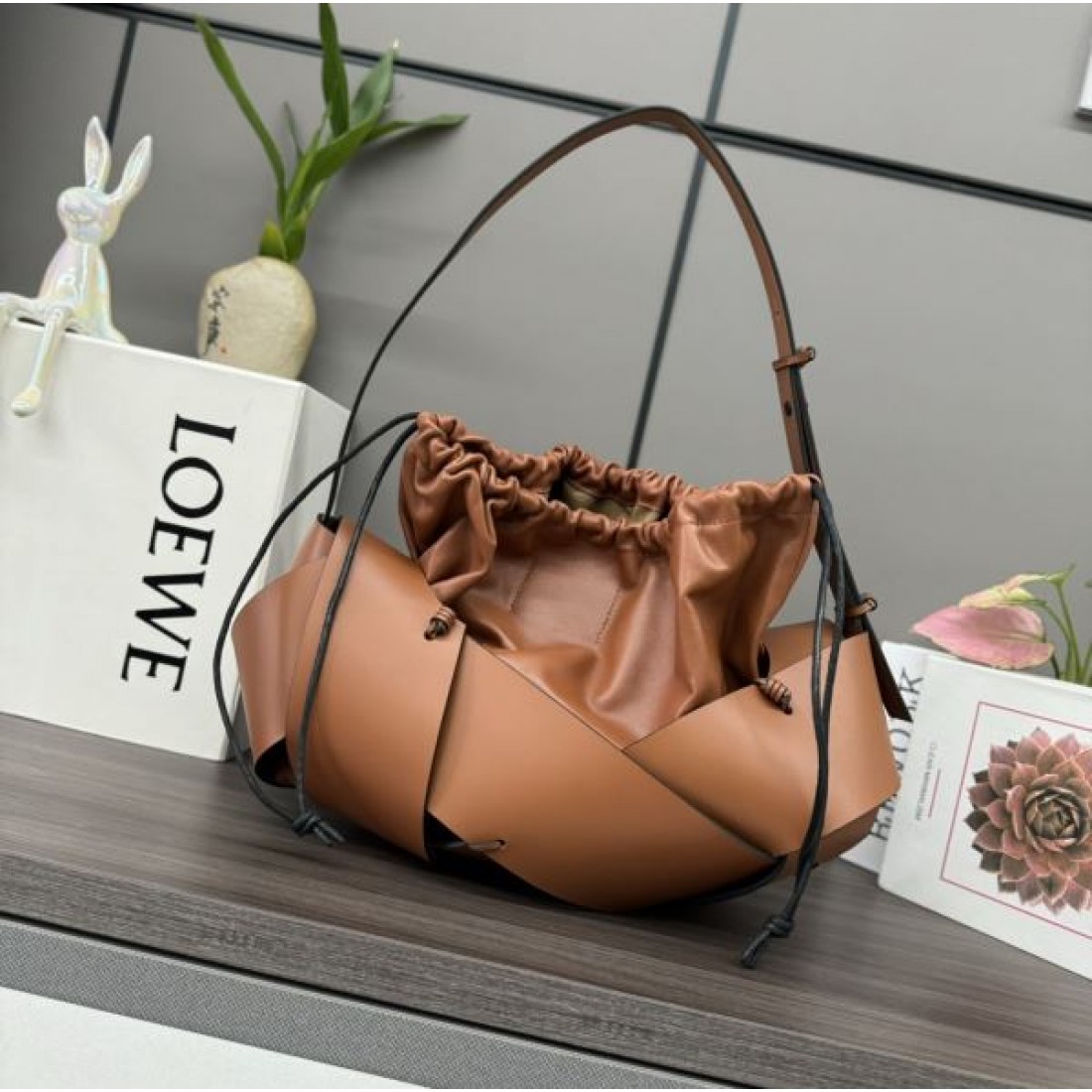 LOEWE スーパーコピー トートバッグ ロゴ オシャレに見せられます ロエベ
