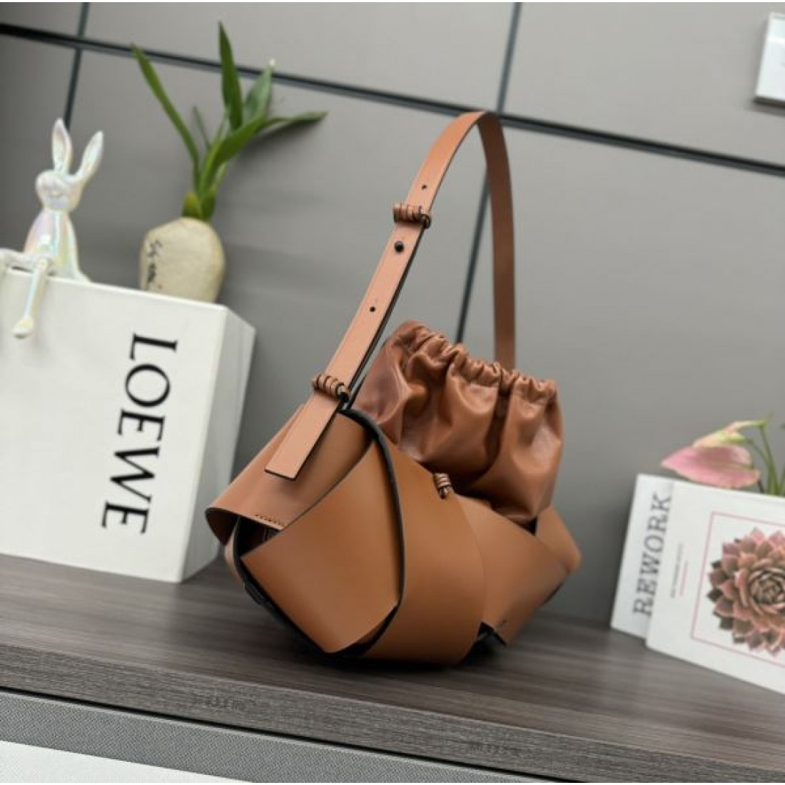 LOEWE スーパーコピー トートバッグ ロゴ オシャレに見せられます ロエベ
