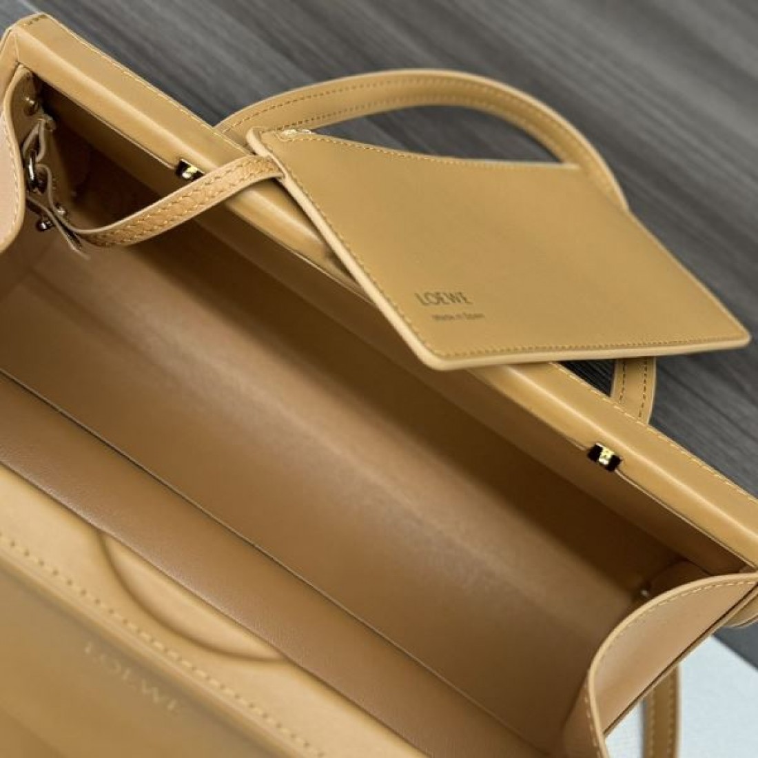 LOEWE スーパーコピー トートバッグ ロゴ  トレンドコーデが楽しめ ロエベ