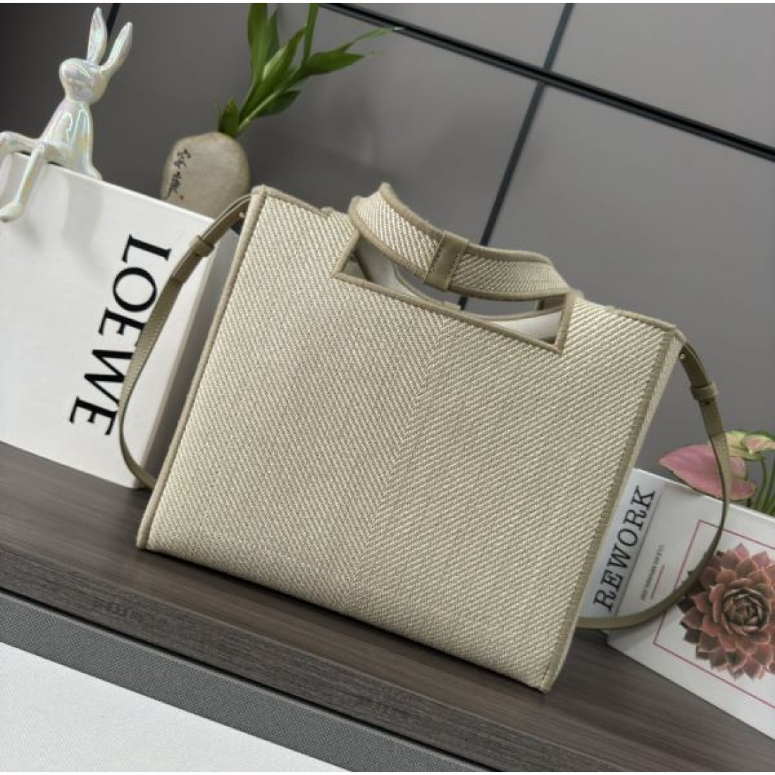 LOEWE スーパーコピー トートバッグ ロゴ 個性的な印象に仕上がり ロエベ