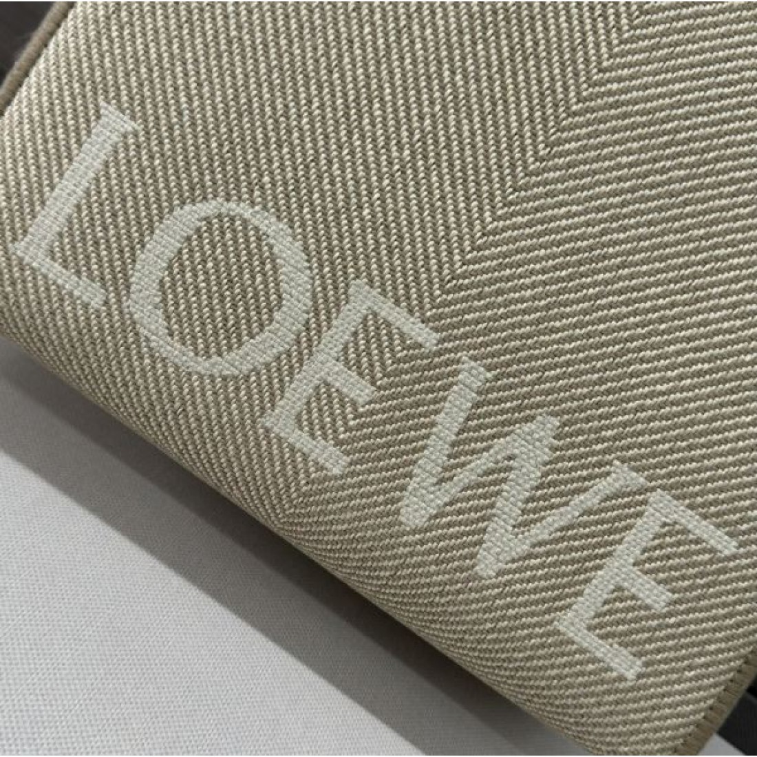 LOEWE スーパーコピー トートバッグ ロゴ 個性的な印象に仕上がり ロエベ