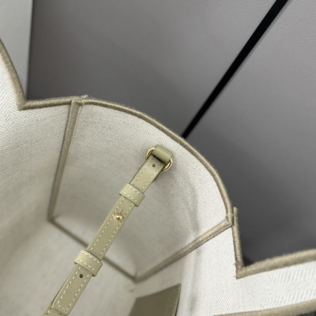 LOEWE スーパーコピー トートバッグ ロゴ 個性的な印象に仕上がり ロエベ