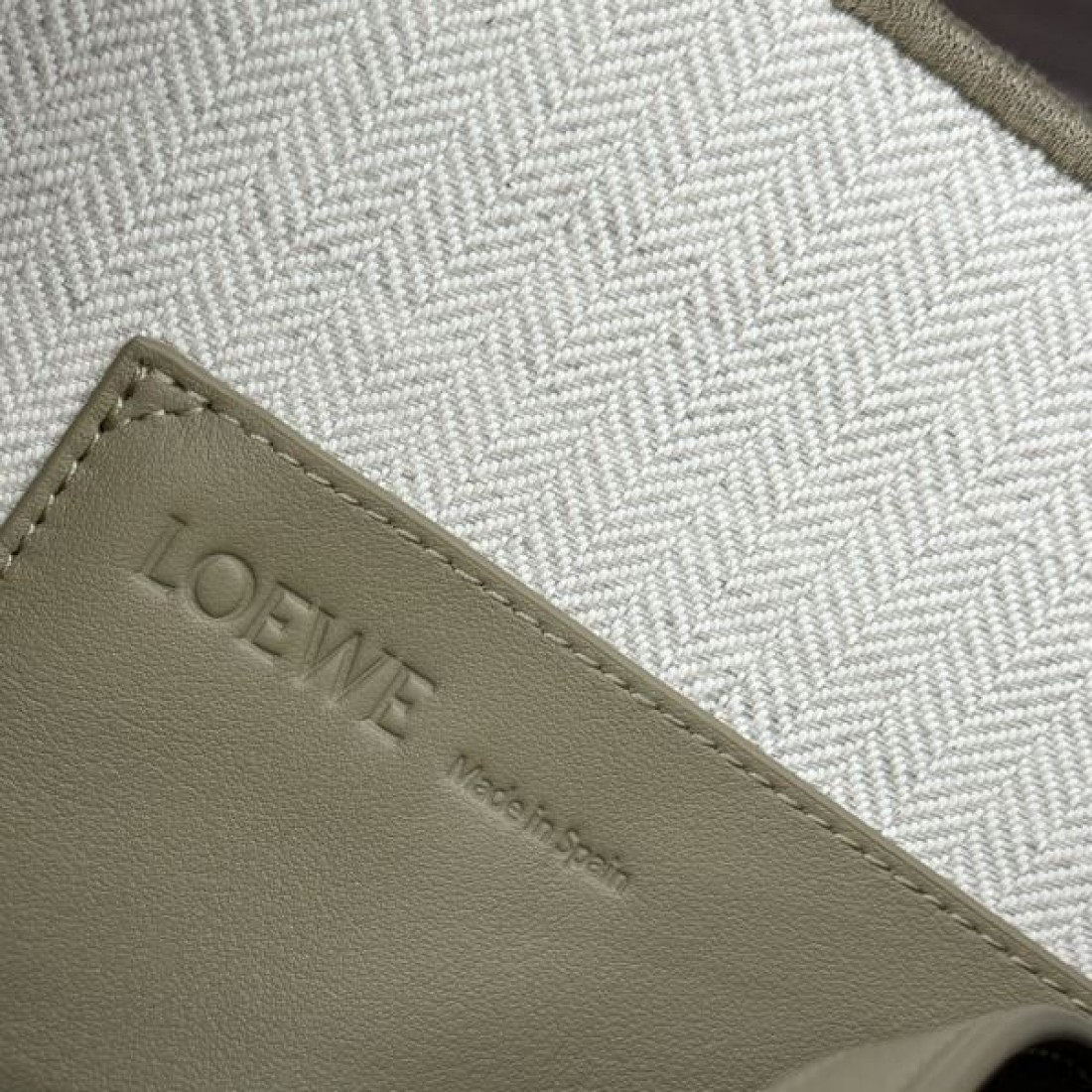 LOEWE スーパーコピー トートバッグ ロゴ 個性的な印象に仕上がり ロエベ