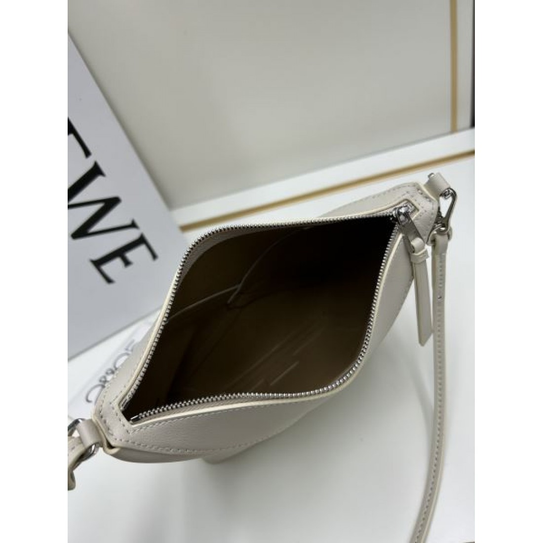LOEWE コピー ショルダーバッグ ロゴ 人気が続行限定アイテム ロエベ