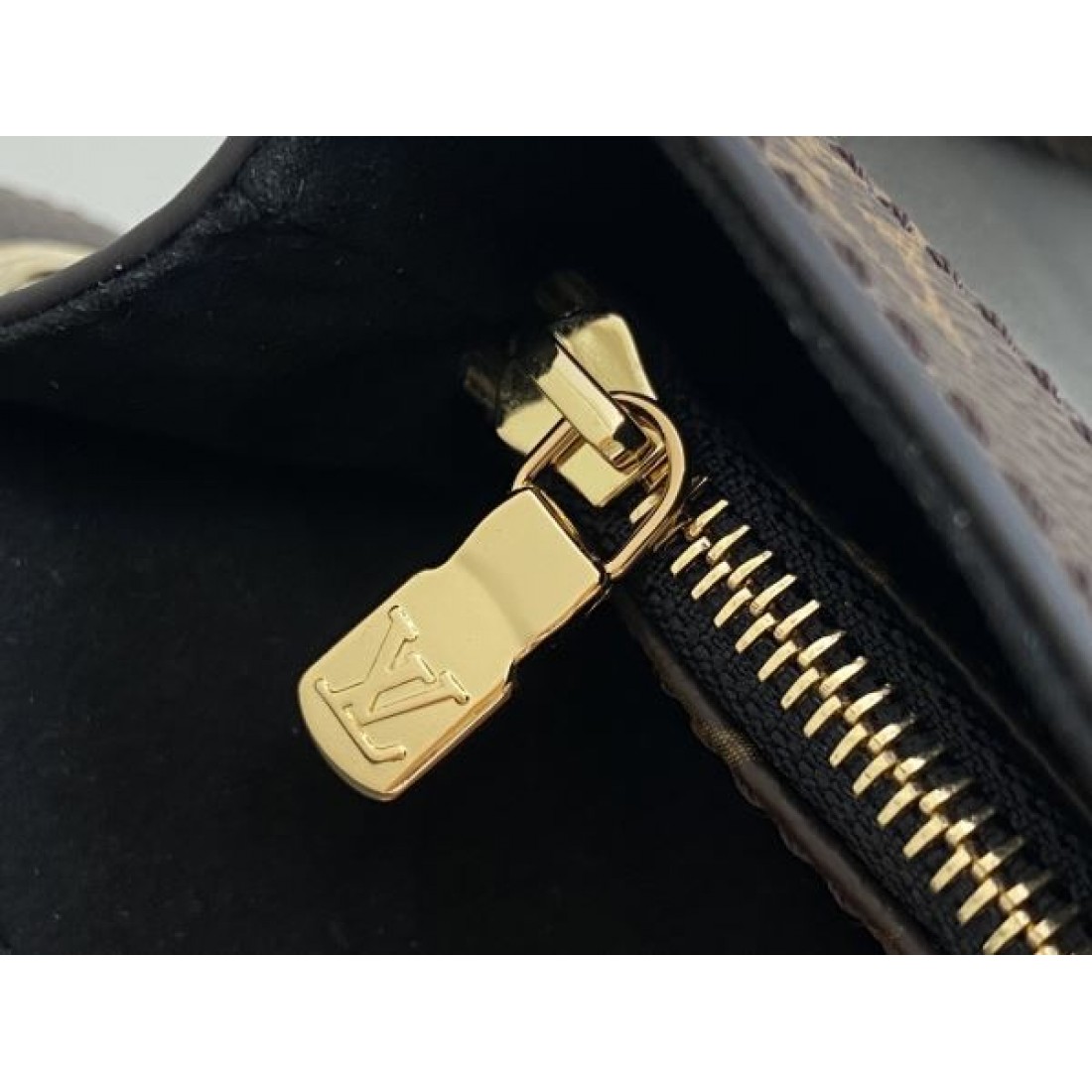 ルイヴィトン スーパーコピー トートバッグ ロゴ 圧倒的な高級感 LOUIS VUITTON