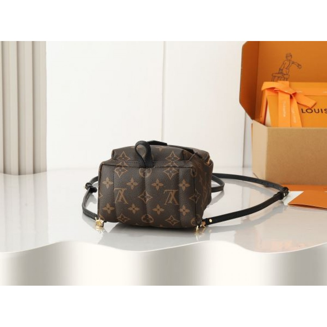 LOUIS VUITTON コピー バックパック ロゴ 大人シンプルな ルイヴィトン