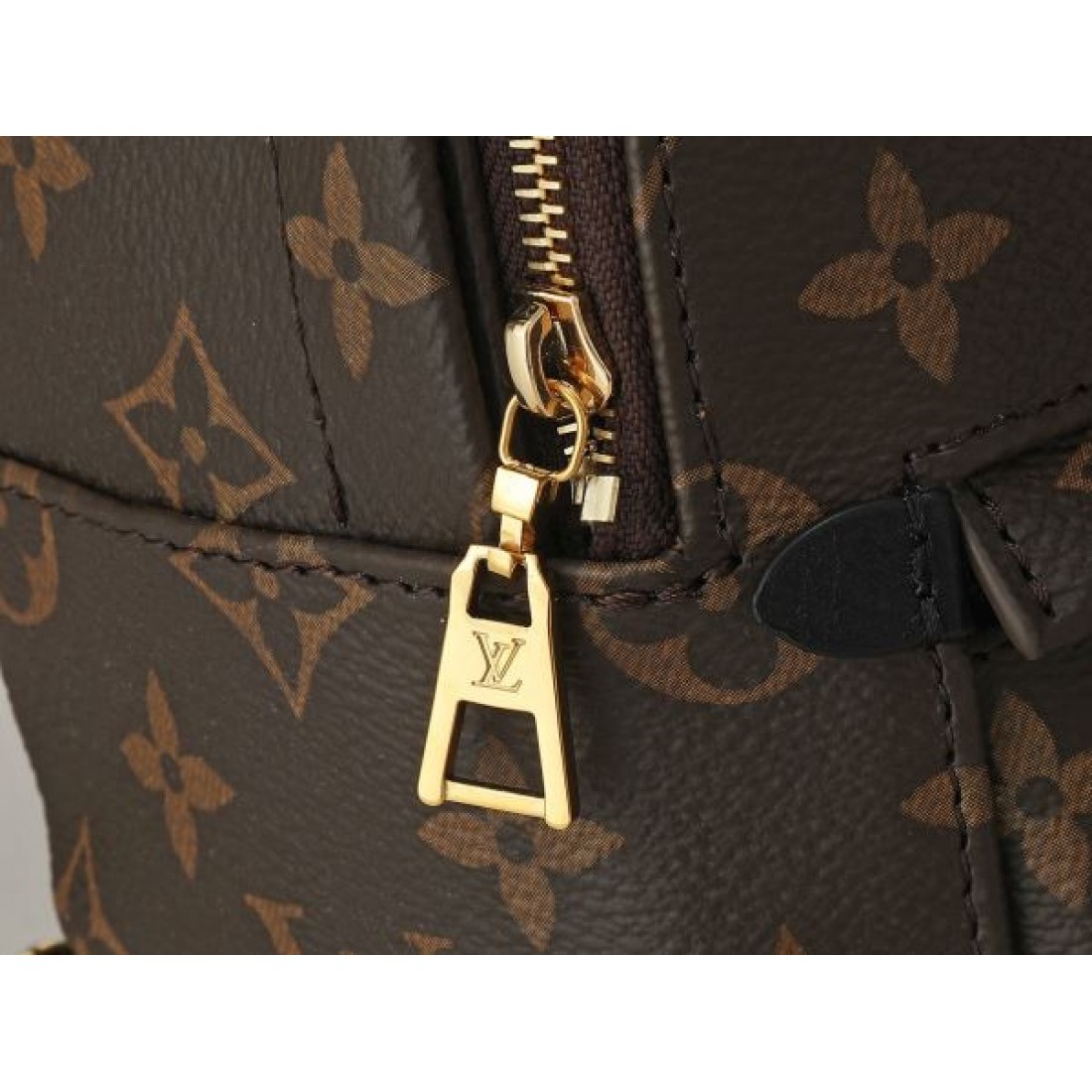 LOUIS VUITTON コピー バックパック ロゴ 大人シンプルな ルイヴィトン