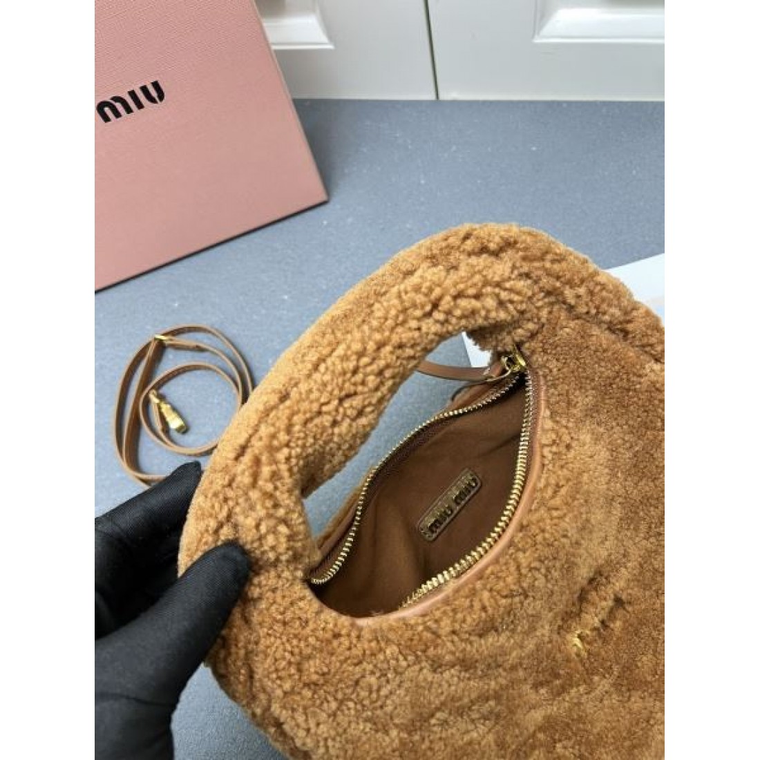ミュウミュウ スーパーコピー トートバッグ ロゴ 芸能人着用商品 MIU MIU