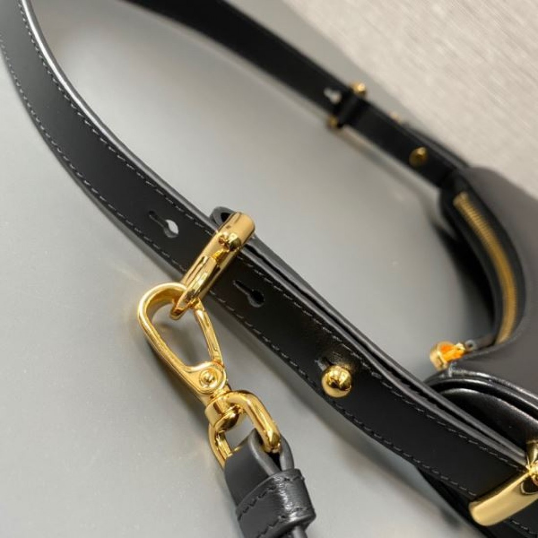 PRADA スーパーコピー トートバッグ ロゴ 日本でも大人気のモデル プラダ