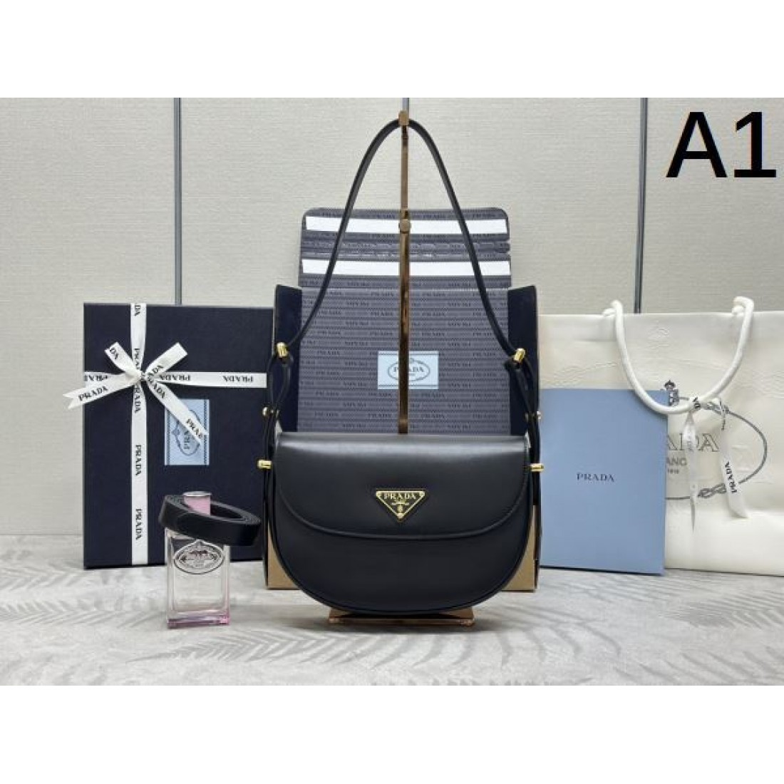 PRADA スーパーコピー トートバッグ ロゴ 今年も大活躍間違いなし プラダ