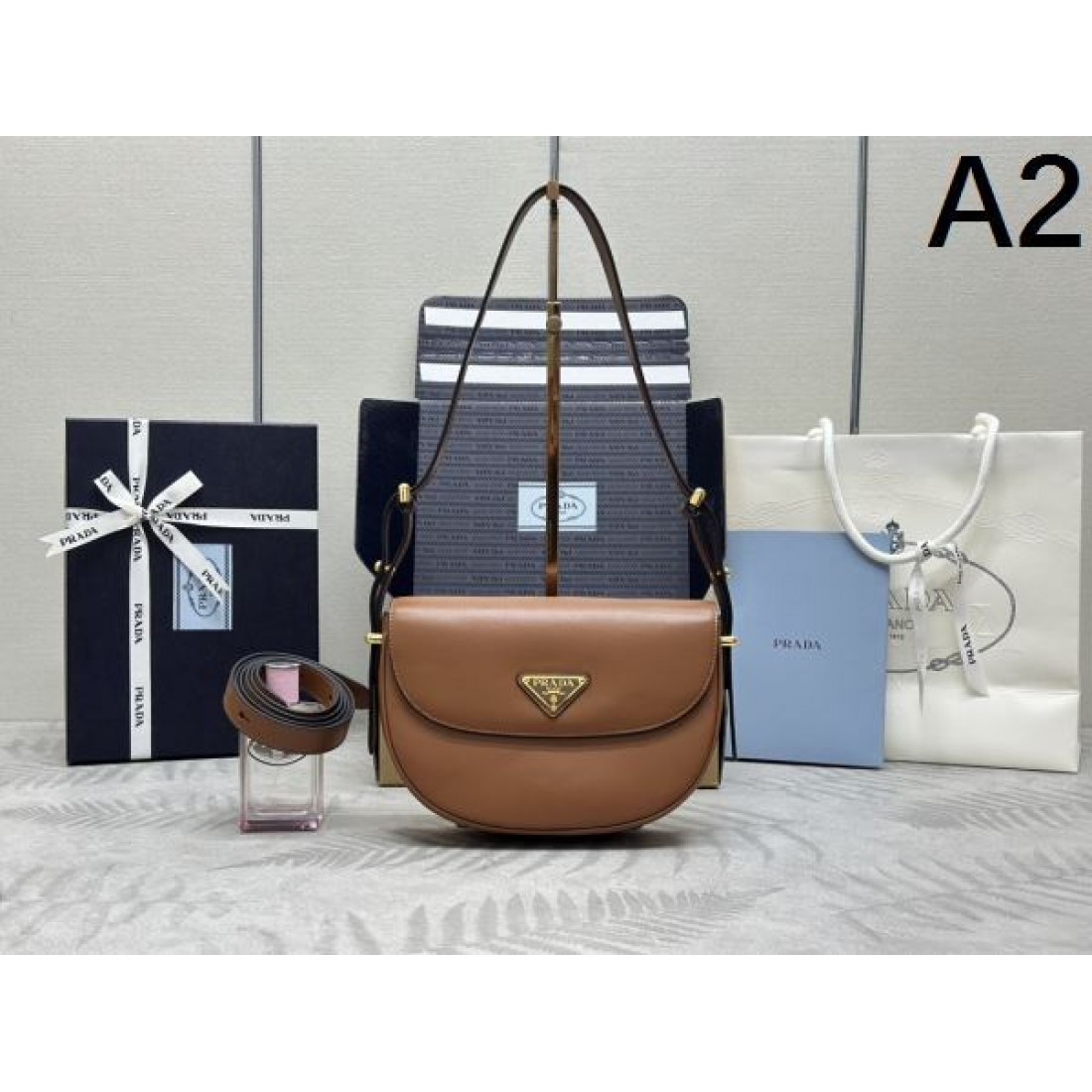 PRADA スーパーコピー トートバッグ ロゴ 今年も大活躍間違いなし プラダ