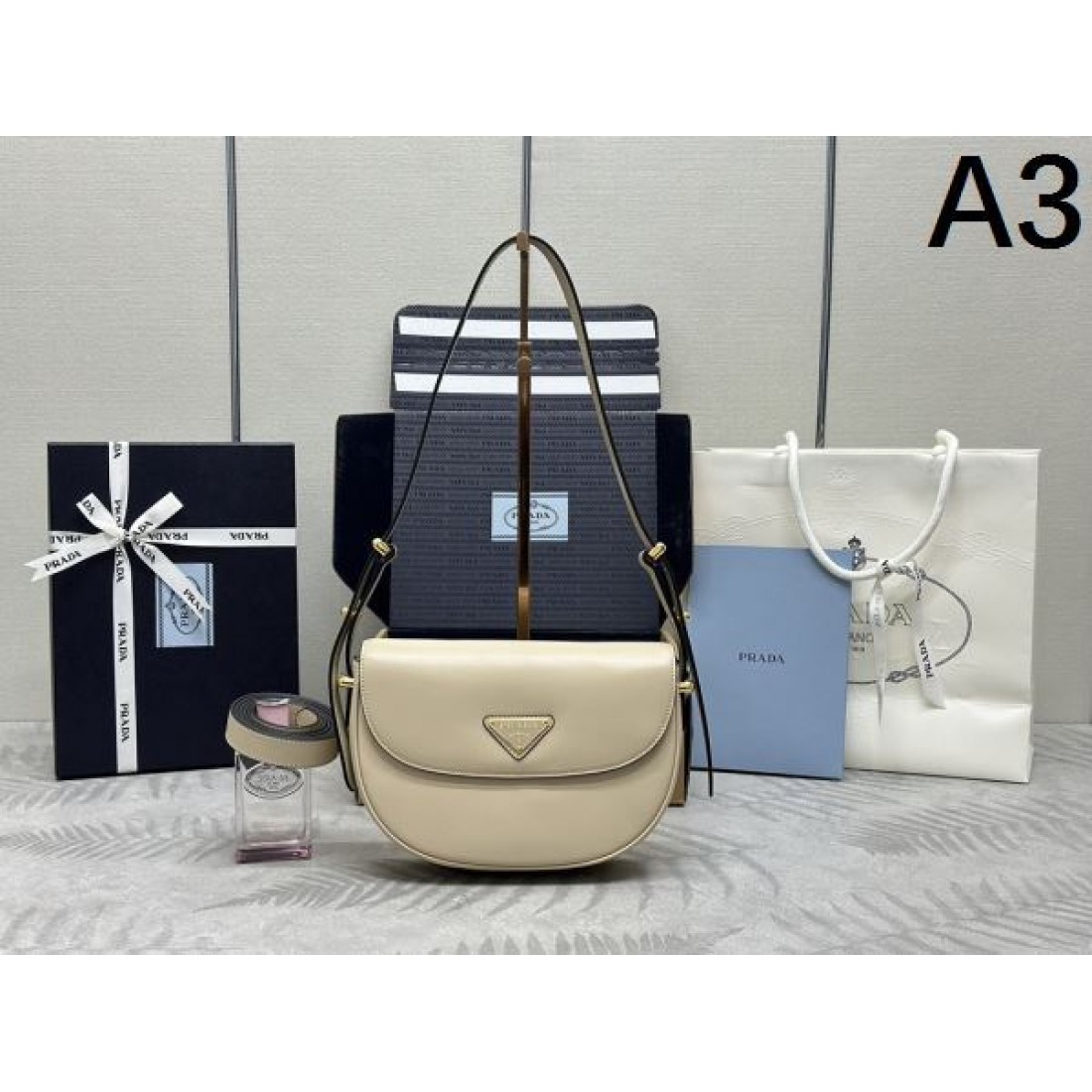 PRADA スーパーコピー トートバッグ ロゴ 今年も大活躍間違いなし プラダ