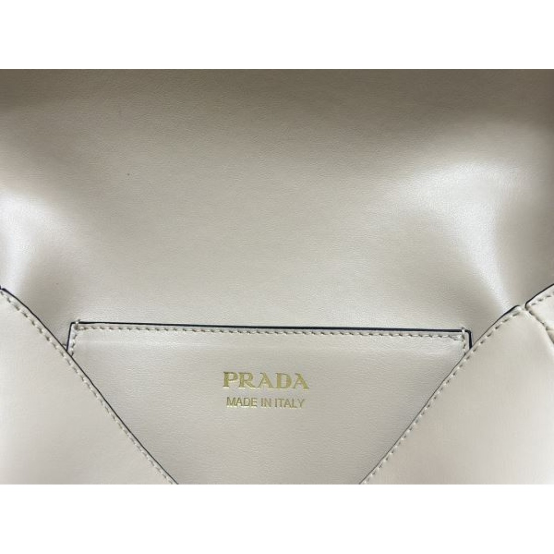 PRADA スーパーコピー トートバッグ ロゴ 今年も大活躍間違いなし プラダ