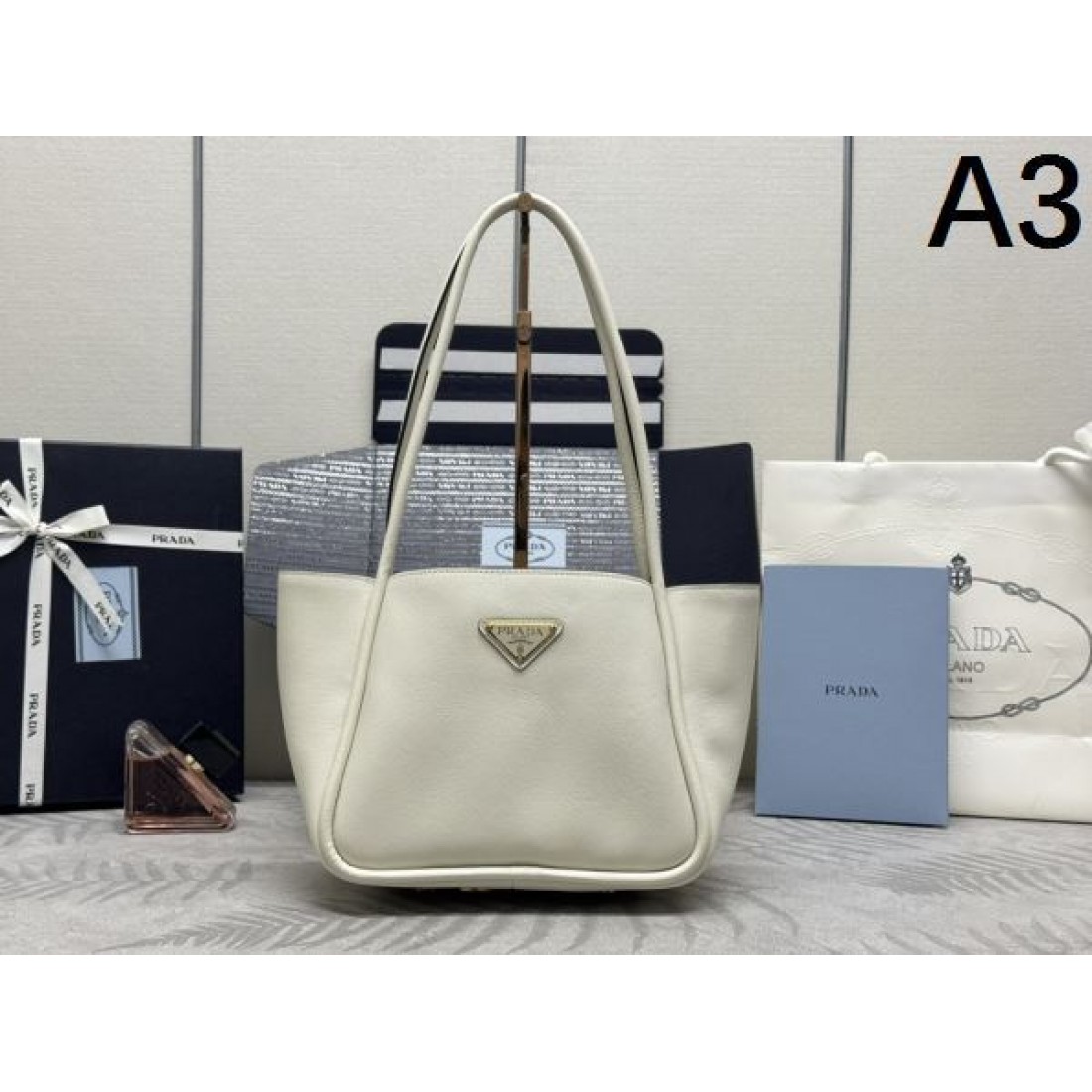 プラダ スーパーコピー トートバッグ ロゴ 大人気なレットショップ PRADA