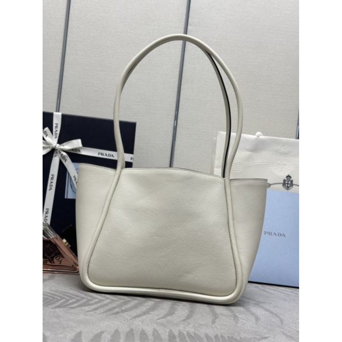 プラダ スーパーコピー トートバッグ ロゴ 大人気なレットショップ PRADA