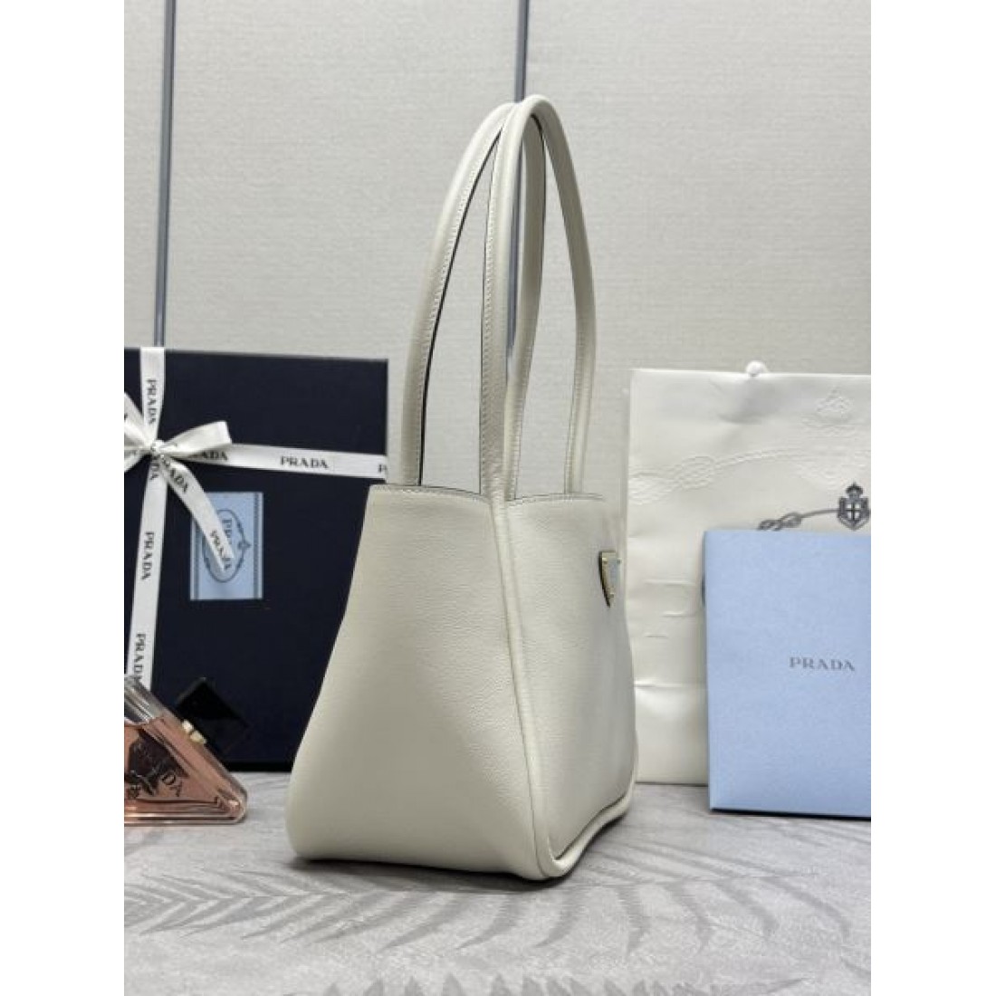プラダ スーパーコピー トートバッグ ロゴ 大人気なレットショップ PRADA