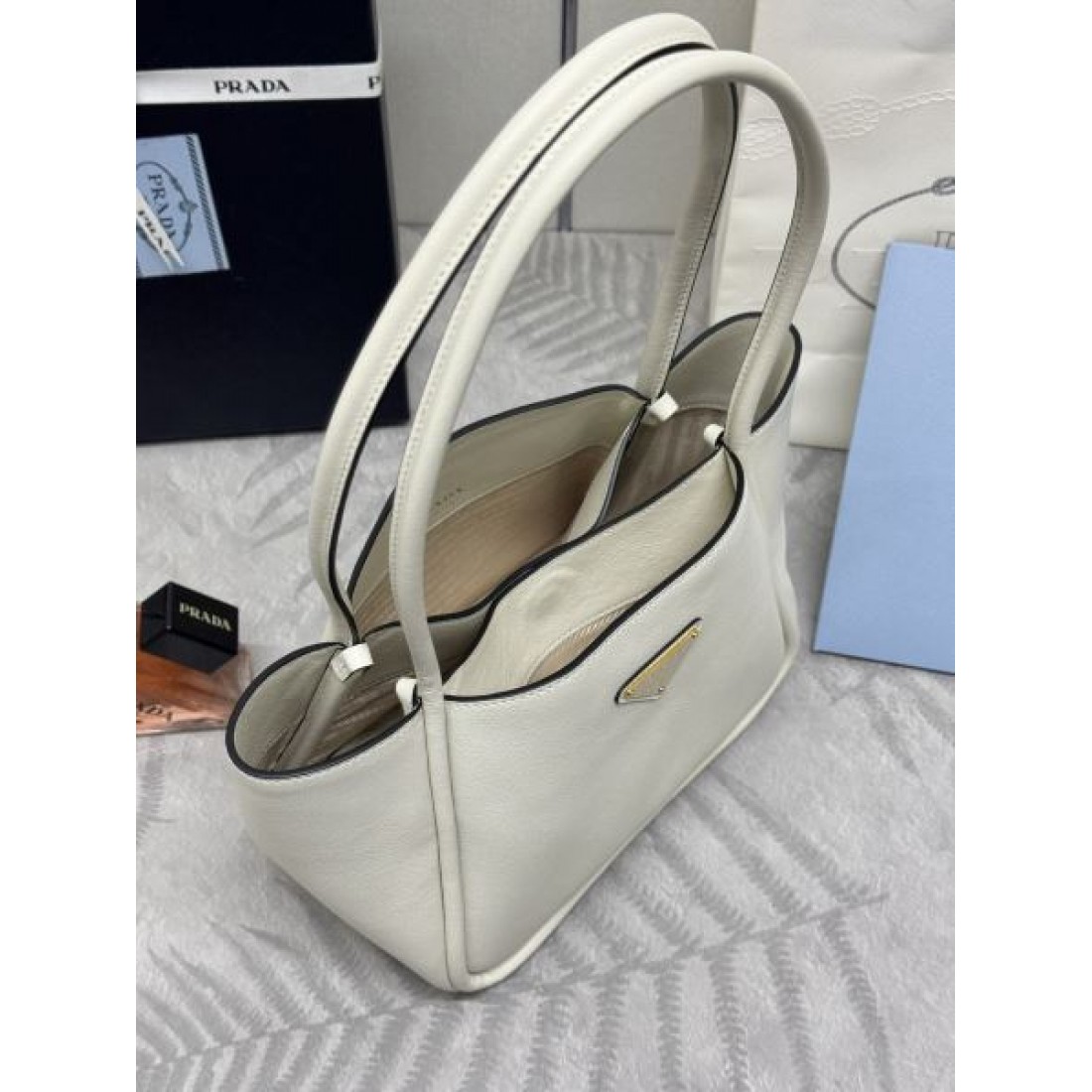 プラダ スーパーコピー トートバッグ ロゴ 大人気なレットショップ PRADA