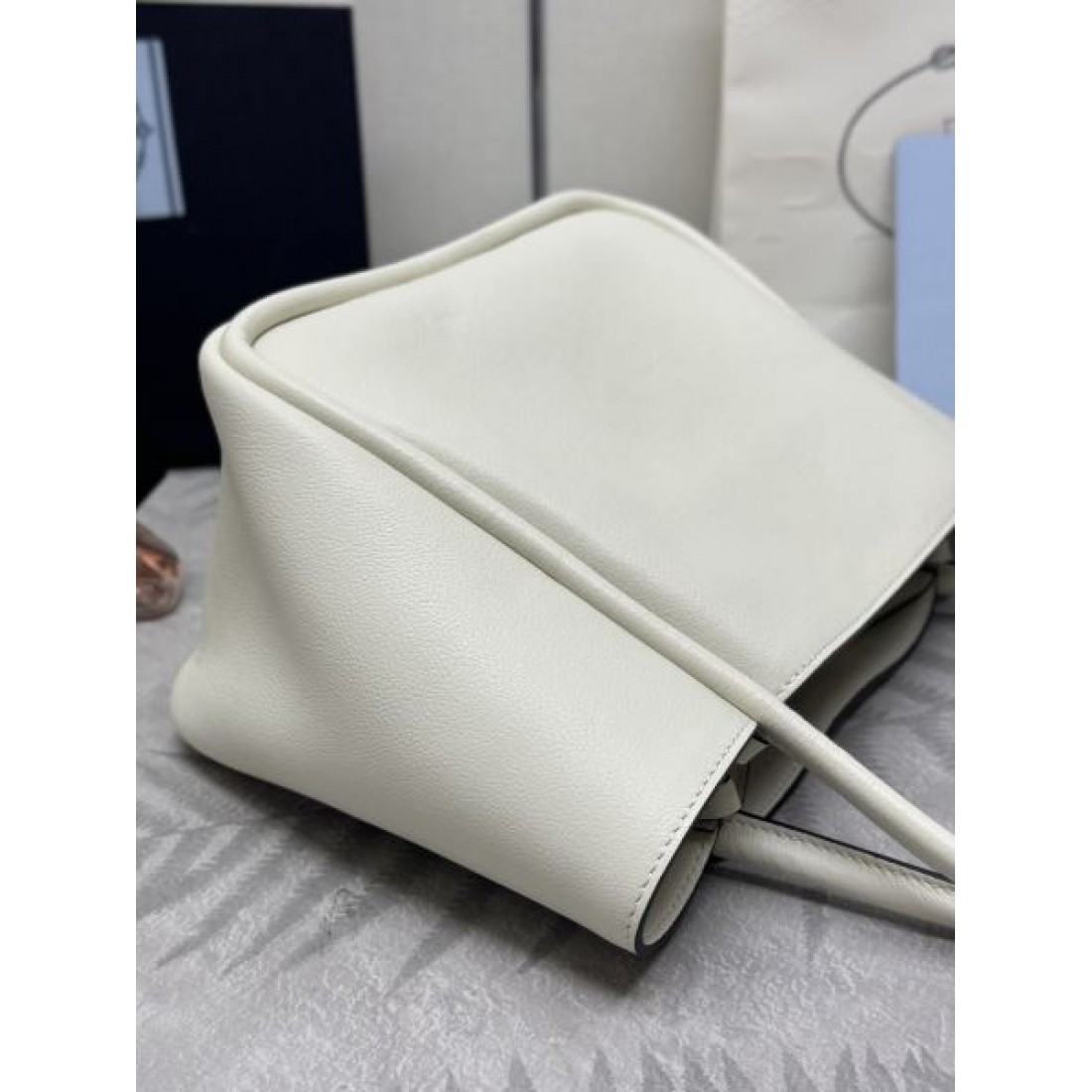 プラダ スーパーコピー トートバッグ ロゴ 大人気なレットショップ PRADA