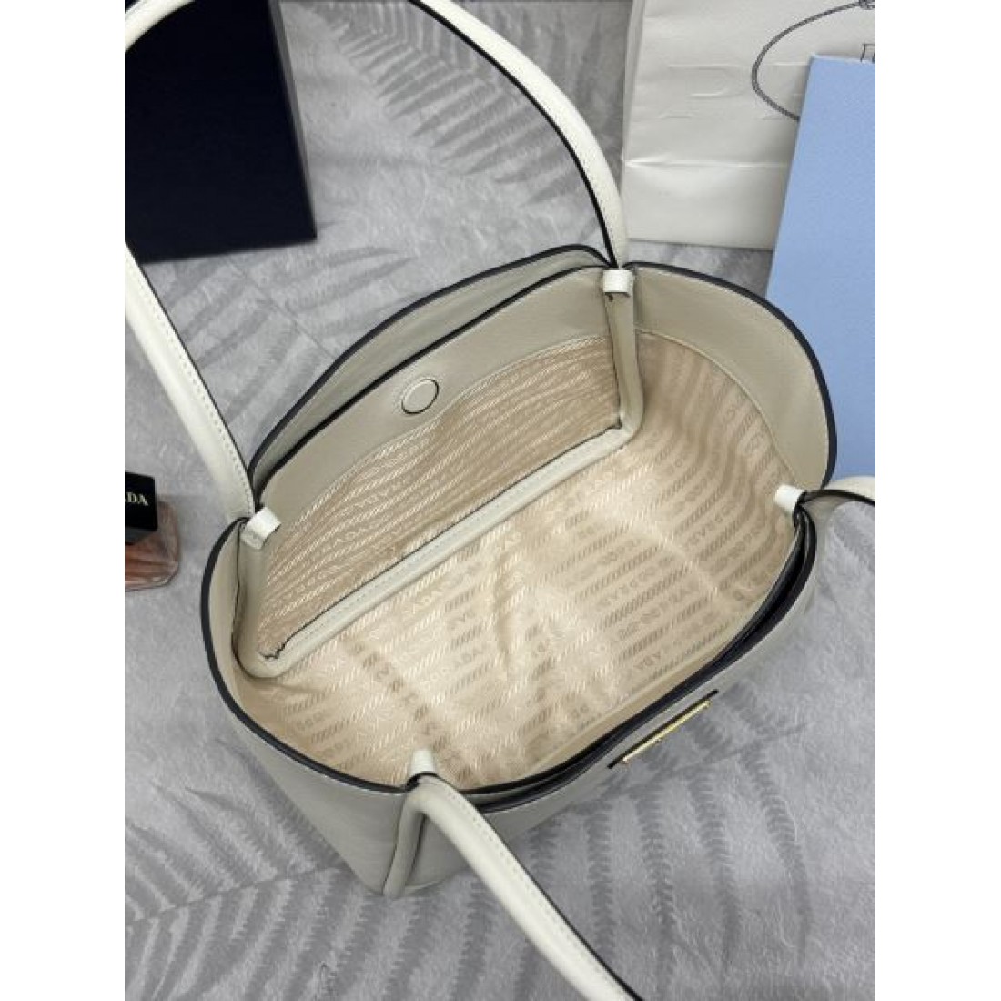 プラダ スーパーコピー トートバッグ ロゴ 大人気なレットショップ PRADA