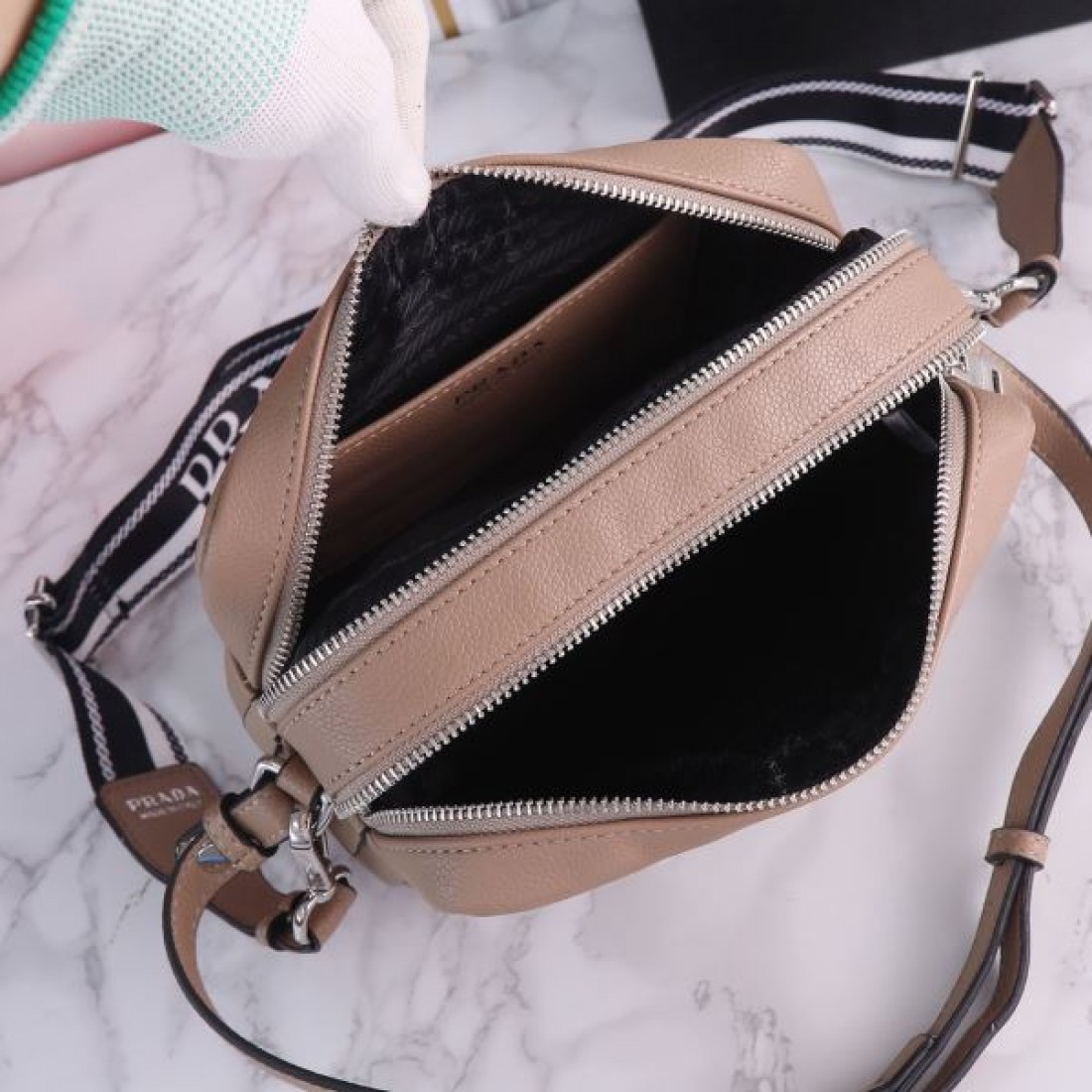 PRADA スーパーコピー トートバッグ ロゴ レトロ感のあるデザイン プラダ