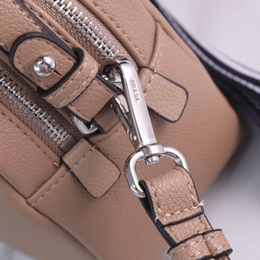 PRADA スーパーコピー トートバッグ ロゴ レトロ感のあるデザイン プラダ