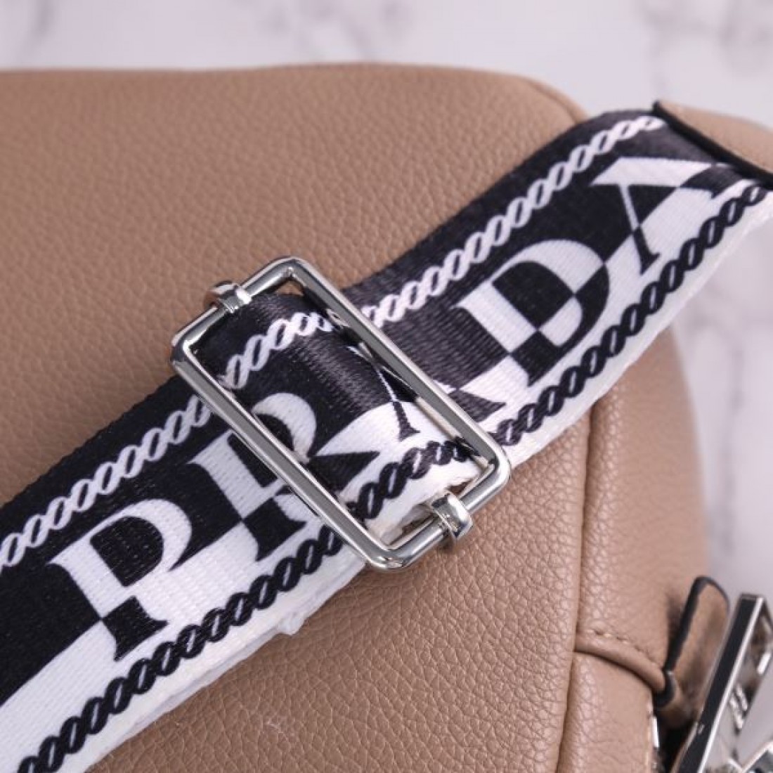 PRADA スーパーコピー トートバッグ ロゴ レトロ感のあるデザイン プラダ
