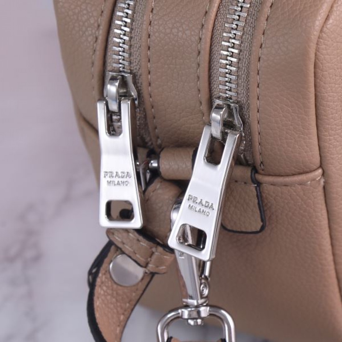 PRADA スーパーコピー トートバッグ ロゴ レトロ感のあるデザイン プラダ