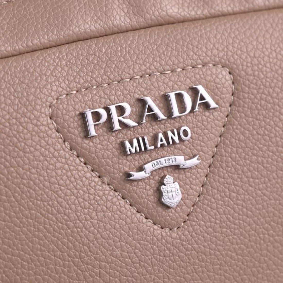 PRADA スーパーコピー トートバッグ ロゴ レトロ感のあるデザイン プラダ