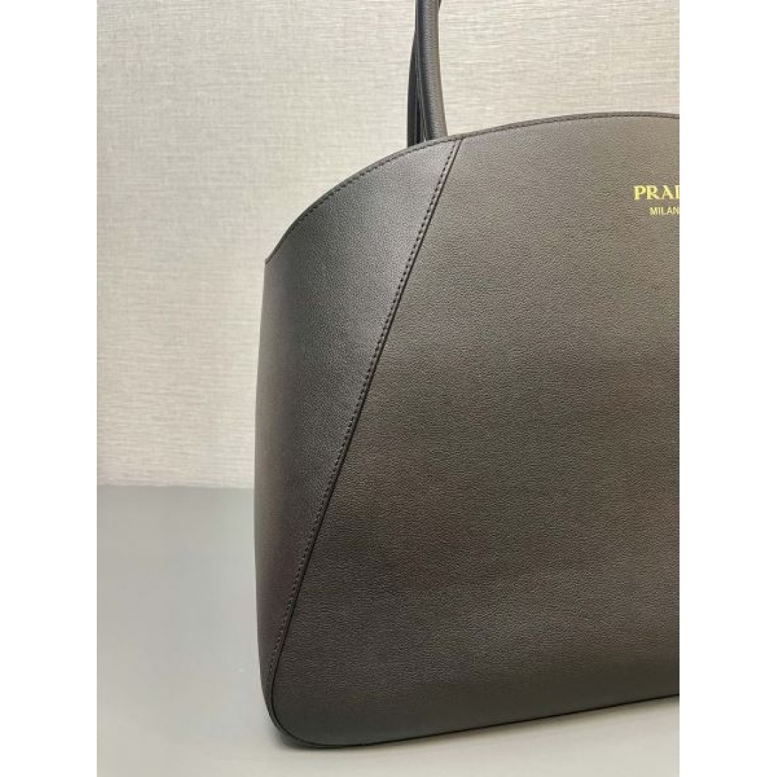プラダ スーパーコピー トートバッグ ロゴ オシャレだけど疲れない PRADA