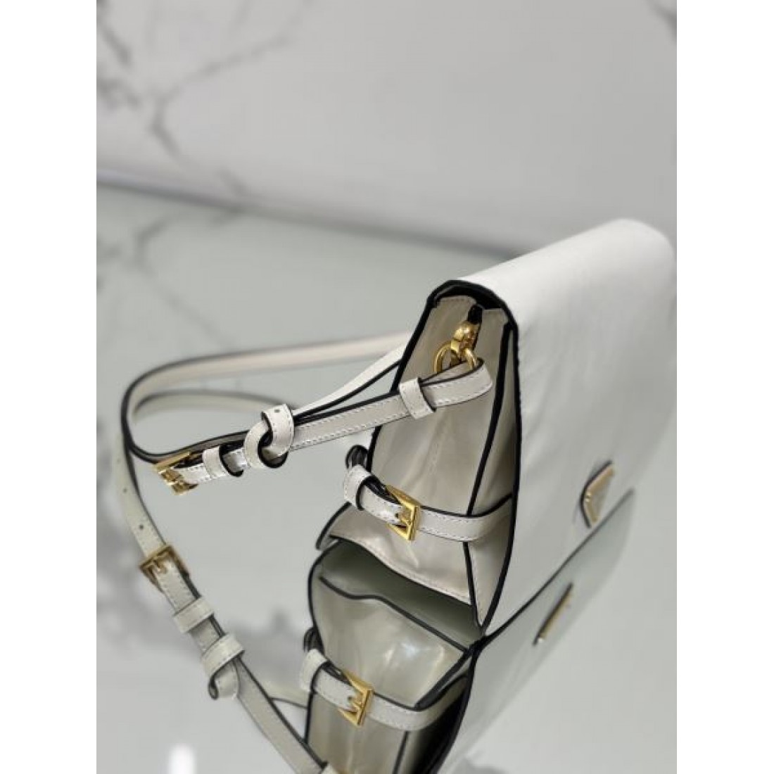 PRADA スーパーコピー ショルダーバッグ ロゴ 引き続き注目のスタイル プラダ