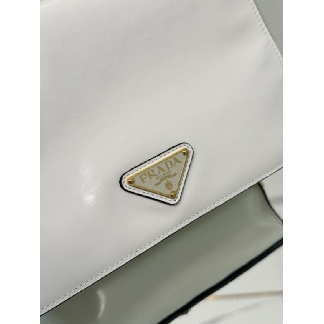 PRADA スーパーコピー ショルダーバッグ ロゴ 引き続き注目のスタイル プラダ