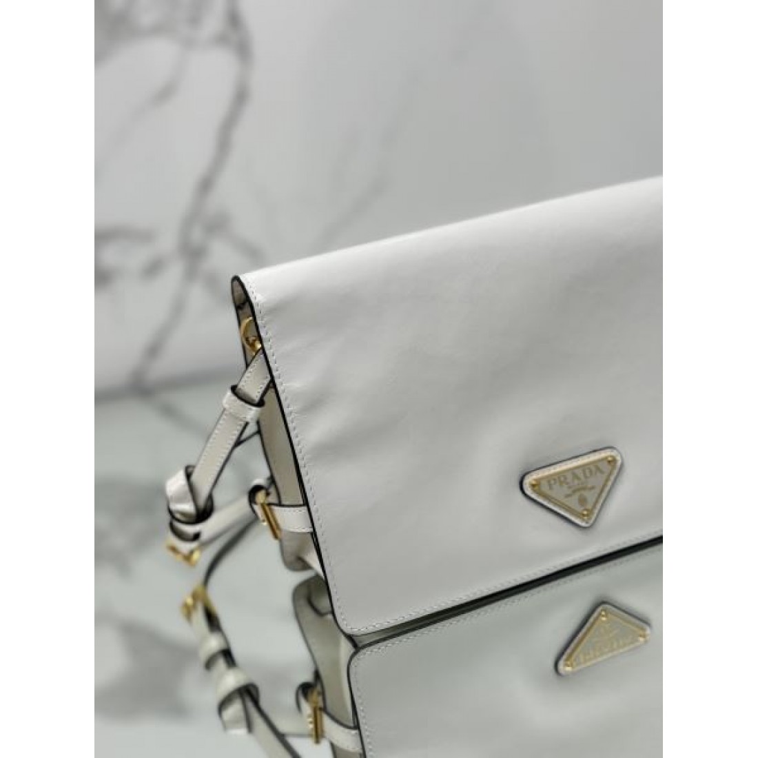 PRADA スーパーコピー ショルダーバッグ ロゴ 引き続き注目のスタイル プラダ