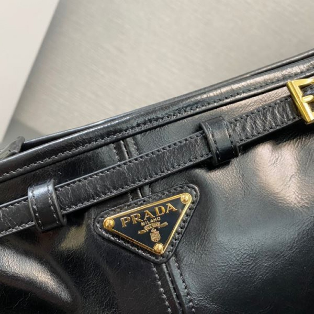 PRADA コピー ショルダーバッグ ロゴ 今季はファション感漂う プラダ