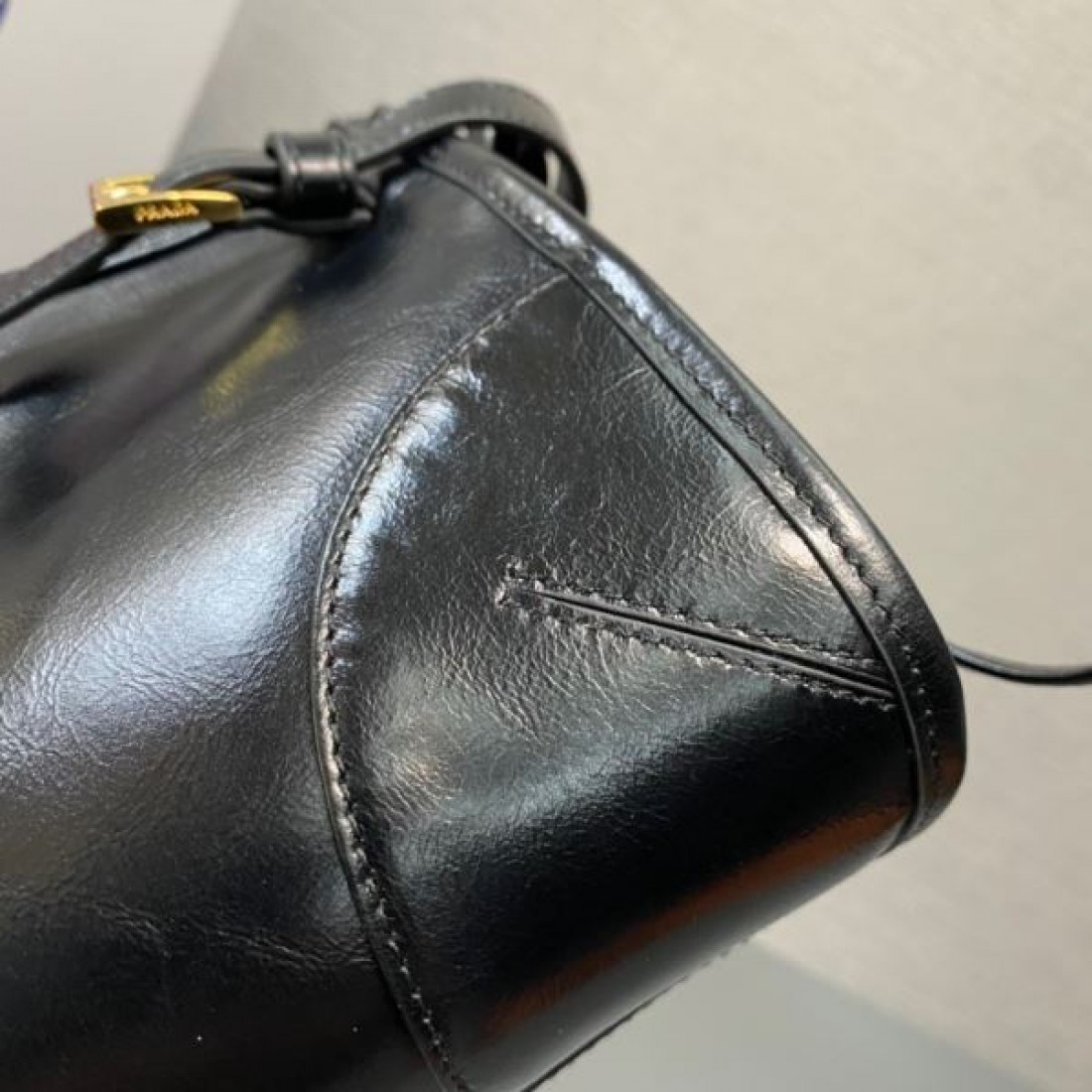 PRADA コピー ショルダーバッグ ロゴ 今季はファション感漂う プラダ